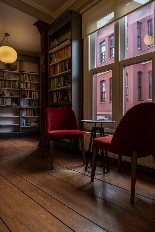 How to Create a Cozy Reading Nook in Any Space